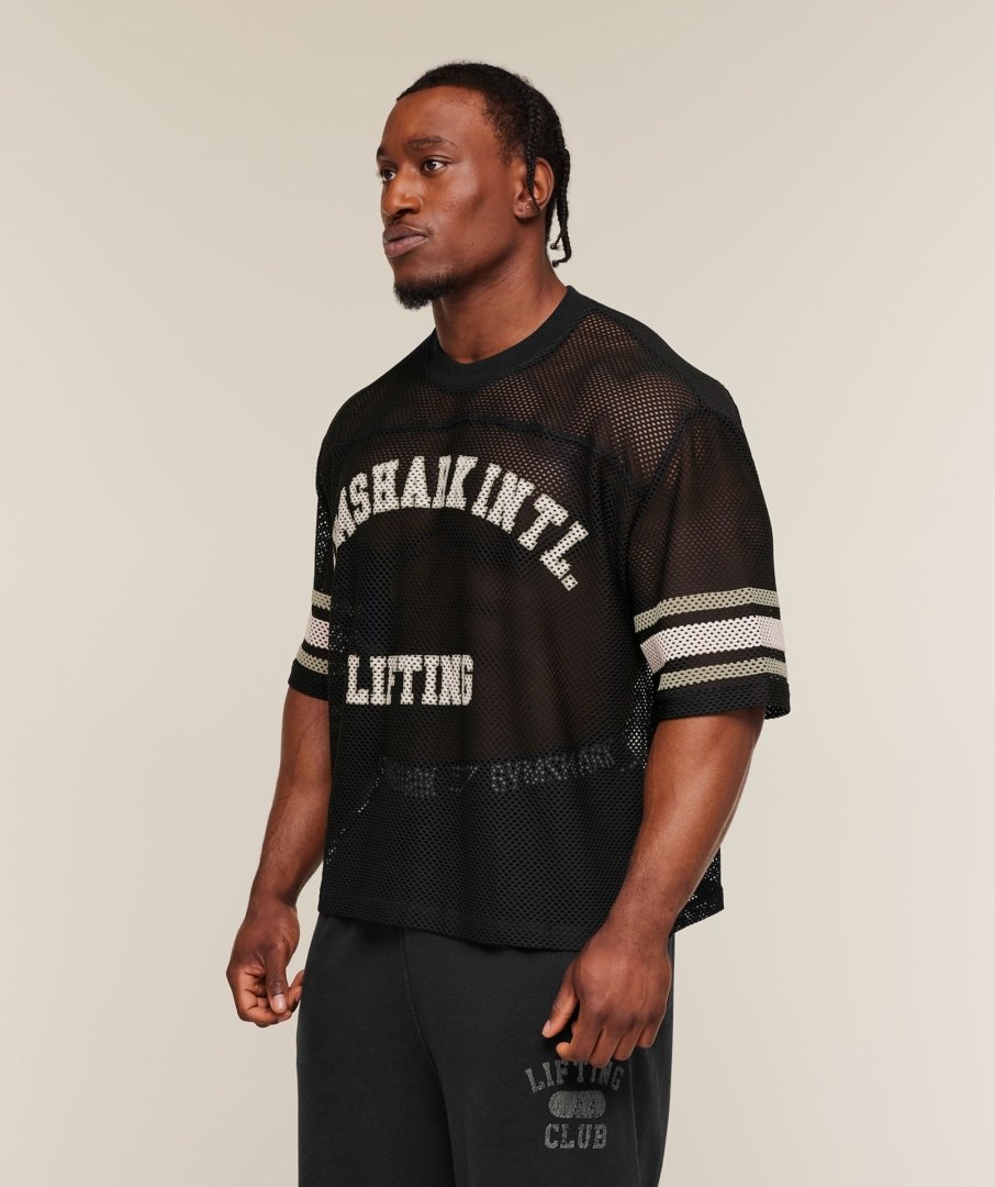 Homme portant le Gymshark Collective Mesh Contrast Jersey à mailles