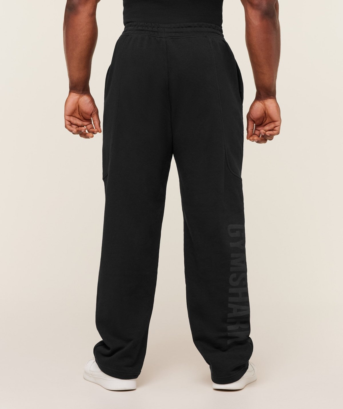 Homme portant le Gymshark Power Straight Leg Pants noir à la salle de sport