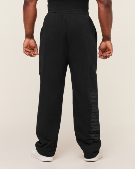 Homme portant le Gymshark Power Straight Leg Pants noir à la salle de sport