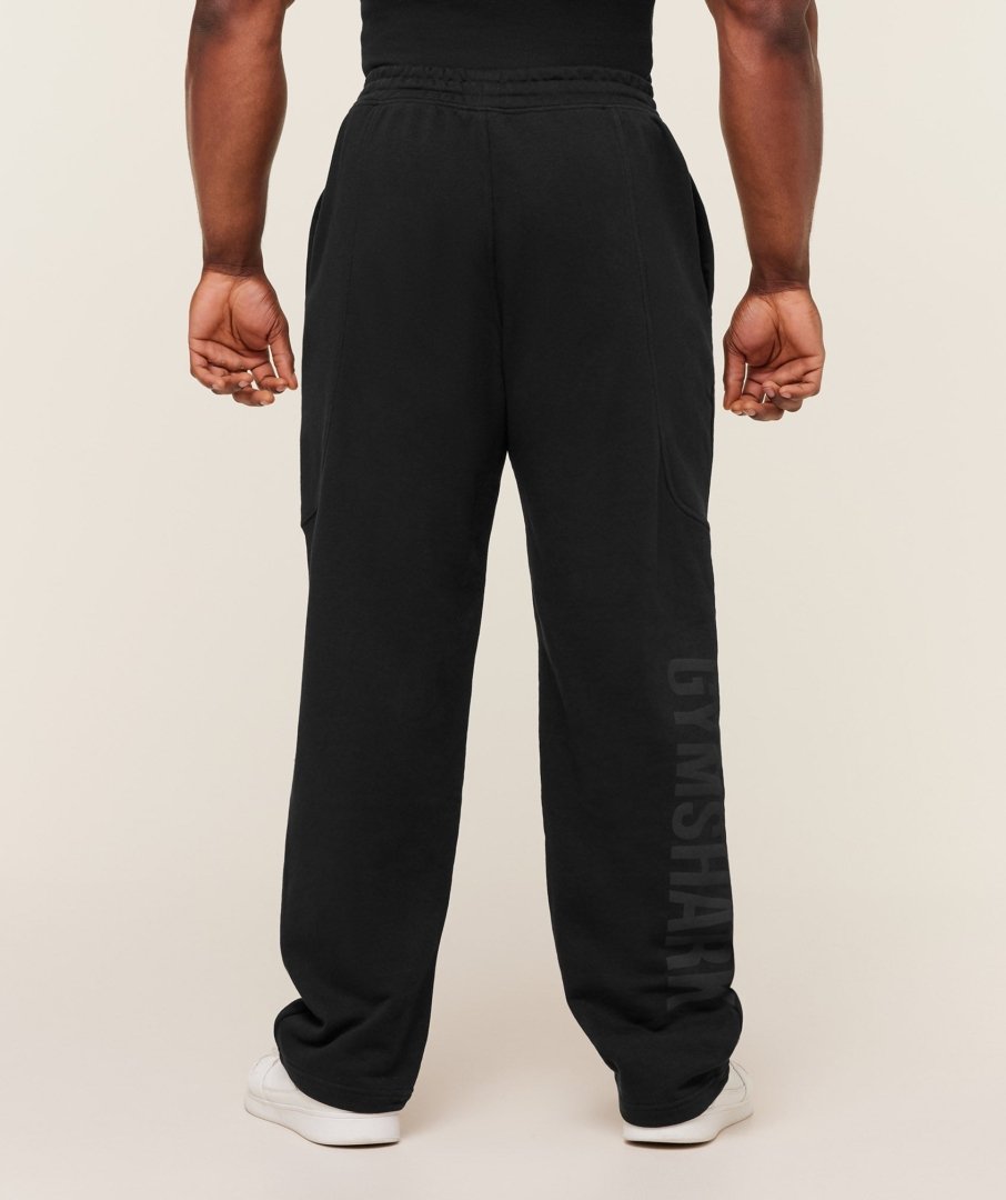 Homme portant le Gymshark Power Straight Leg Pants noir à la salle de sport