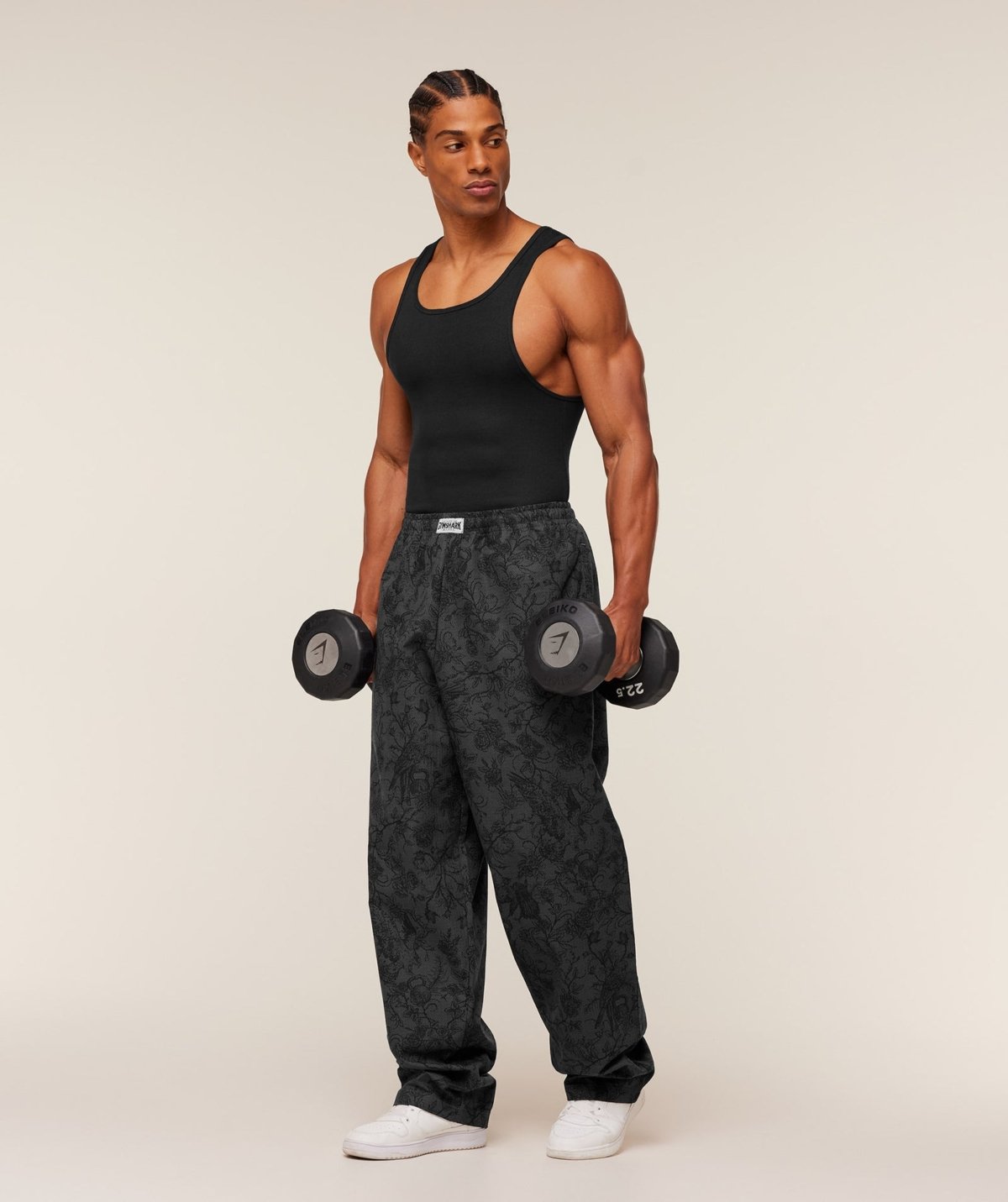 Homme portant le Gymshark Straight Leg Pumper Pants noir, vue de profil