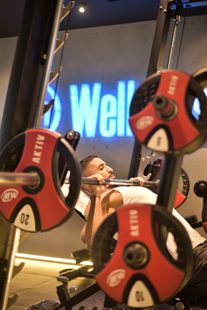 Yassine Baggag effectuant un développé couché musculation homme