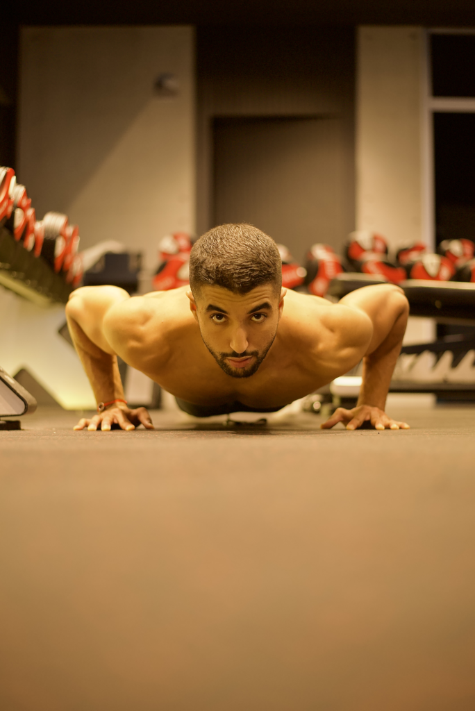 Yassine Baggag en position de pompes musculation homme