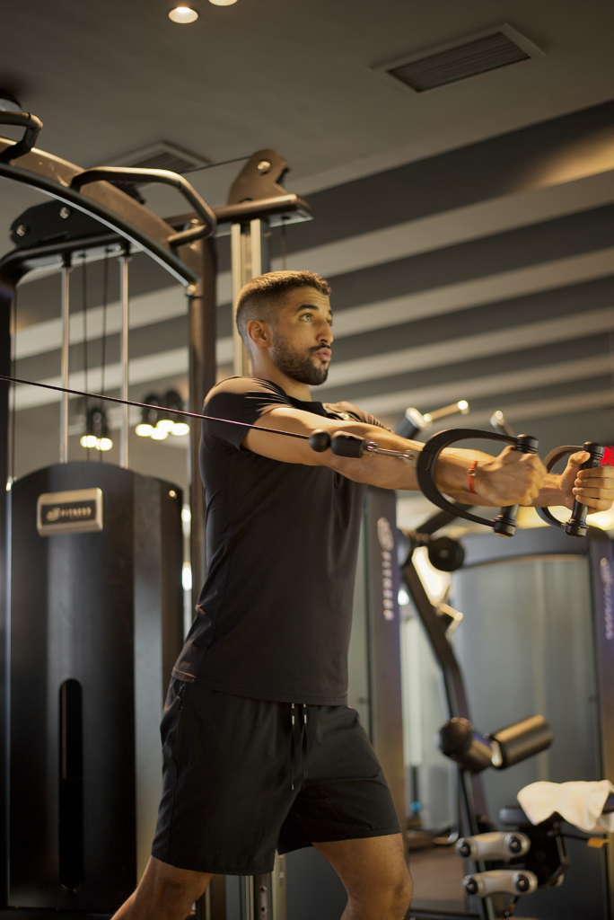 Yassine Baggag en plein écarté poulie vis-à-vis musculation homme
