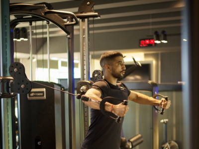 Yassine Baggag effectuant des écartés à la poulie musculation homme (Image à la Une)