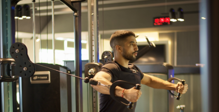 Yassine Baggag effectuant des écartés à la poulie musculation homme (Image à la Une)