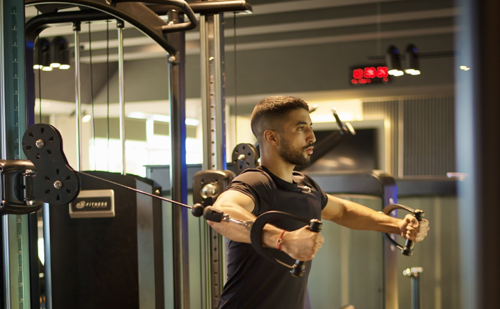 Yassine Baggag effectuant des écartés à la poulie musculation homme (Image à la Une)