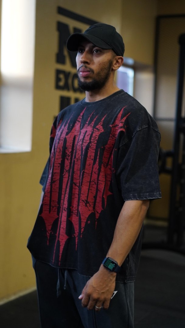 Homme en t-shirt YoungLA oversize washed noir et rouge dans une salle de sport au Maroc